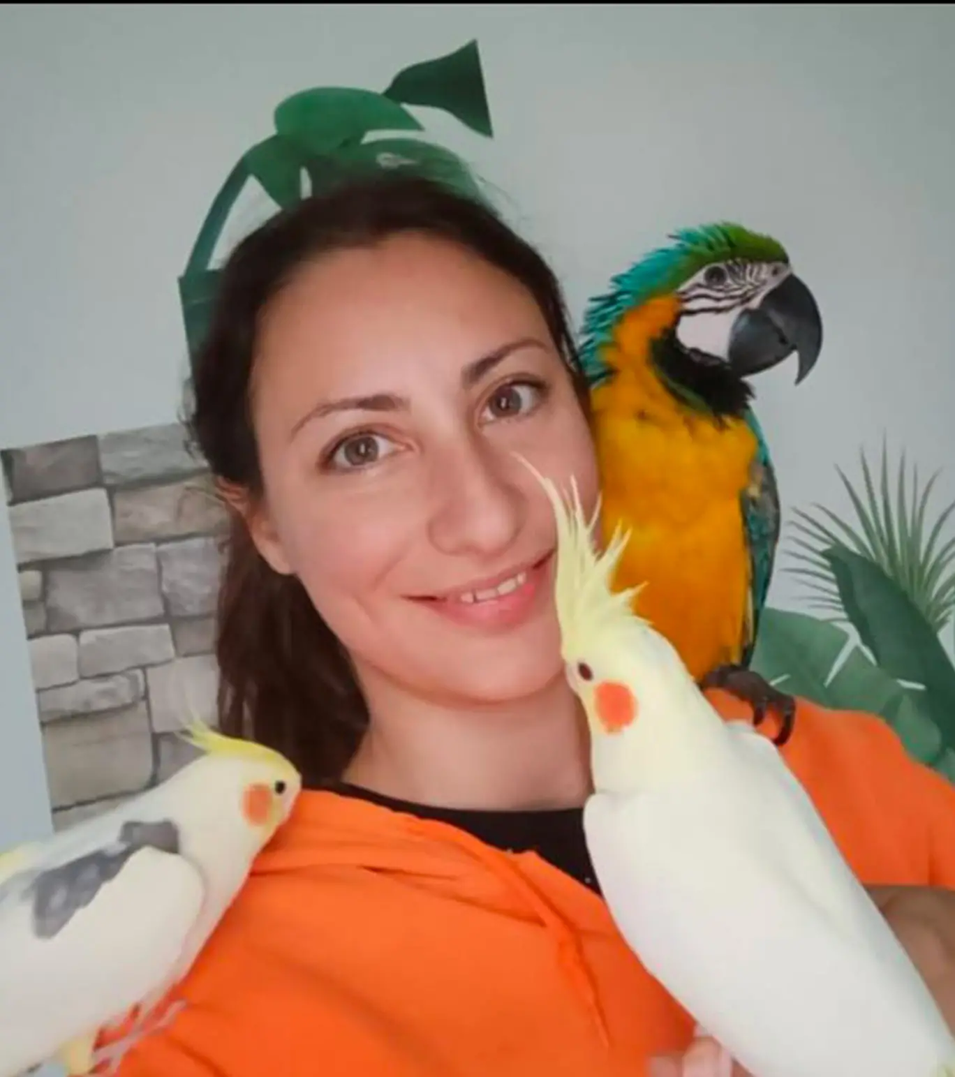 Adriana Chiabrera, guida safari, con un’ara ararauna e due calopsiti